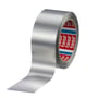 Tesa alu-tape i sølvfarve på en hvid baggrund, bredde 50 mm og længde 50 m.