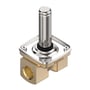 Danfoss EV221BW servostyret magnetventil med NC funktion og messinghus, G 3/8" tilslutning samt poleret cylinder. Monteret på hvid baggrund.