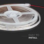 V-Tac LED-strip på spole vises på nært hold med tilkoblingsledning og støpsel samt tekst om enkel montering.
