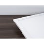 Hjørnet av V-TAC Smart LED-panel med hvit kant vises på nært hold, mens panelet ligger på et mørkt bord.