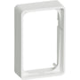 LK FUGA Baseline 50 forhøjet ramme i hvid plast med 1½ modul åbning, vist frontalt med let skygge.