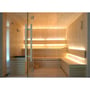 LEDlife Sauna LED strip monteret diskret langs bænkene i en moderne træsauna, skaber en varm og indbydende atmosfære.