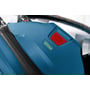 Toppen av Bosch GAS 18V-10L Professional-støvsugeren med rødt låsegrep og lysende batteriindikator.