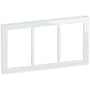 LK FUGA Pure vandret design ramme i hvid finish til 3x1½ modul, med blank kant og mat overflade.