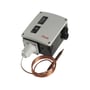 Nærbillede af Danfoss RT107 termostaten, der viser drejeknappen for reset funktionen og datapladerne.