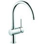 Grohe Minta køkkenarmatur med C-tud og 1-grebs betjening i skinnende kromfinish, vist på hvid baggrund.