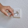 Wiha SoftFinish spenningstester føres inn i en stikkontakt for å teste spenningen.