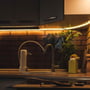 V-Tac LED-strip montert under kjøkkenskapene og langs veggen, der den dimbare stripen lyser opp arbeidsområdet.