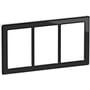 LK FUGA Pure vandret design ramme i sort finish med blank kant, der viser tre moduler til afbrydere og stikkontakter.